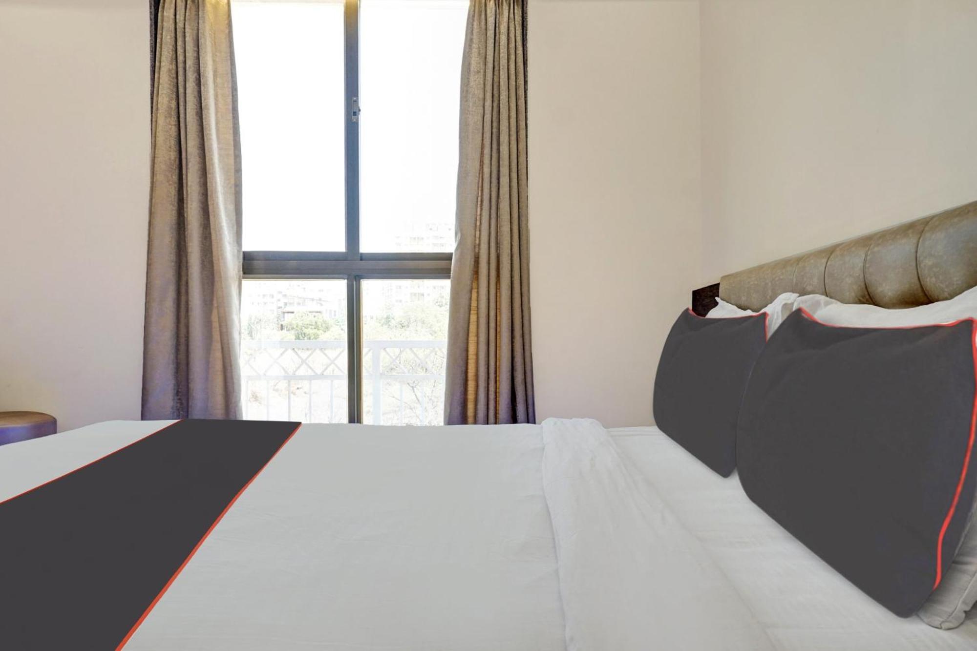 Super Townhouse Poona Royal Pimpri-Chinchwad Exterior foto